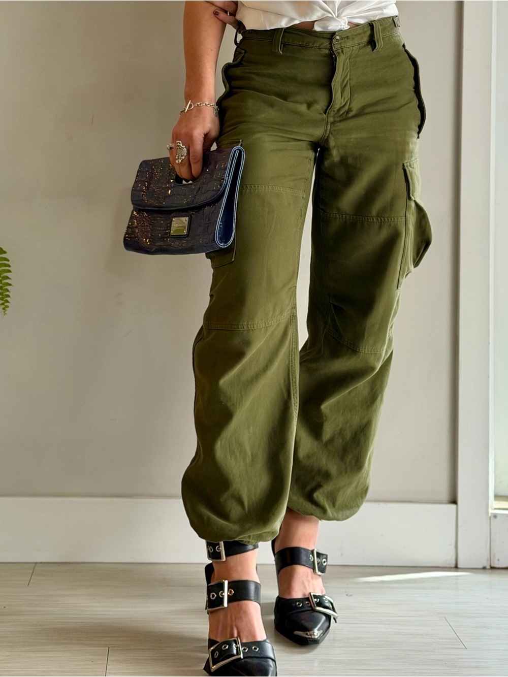 TNA Aritzia Olive Green Cargo Pants Size 2 – Like New